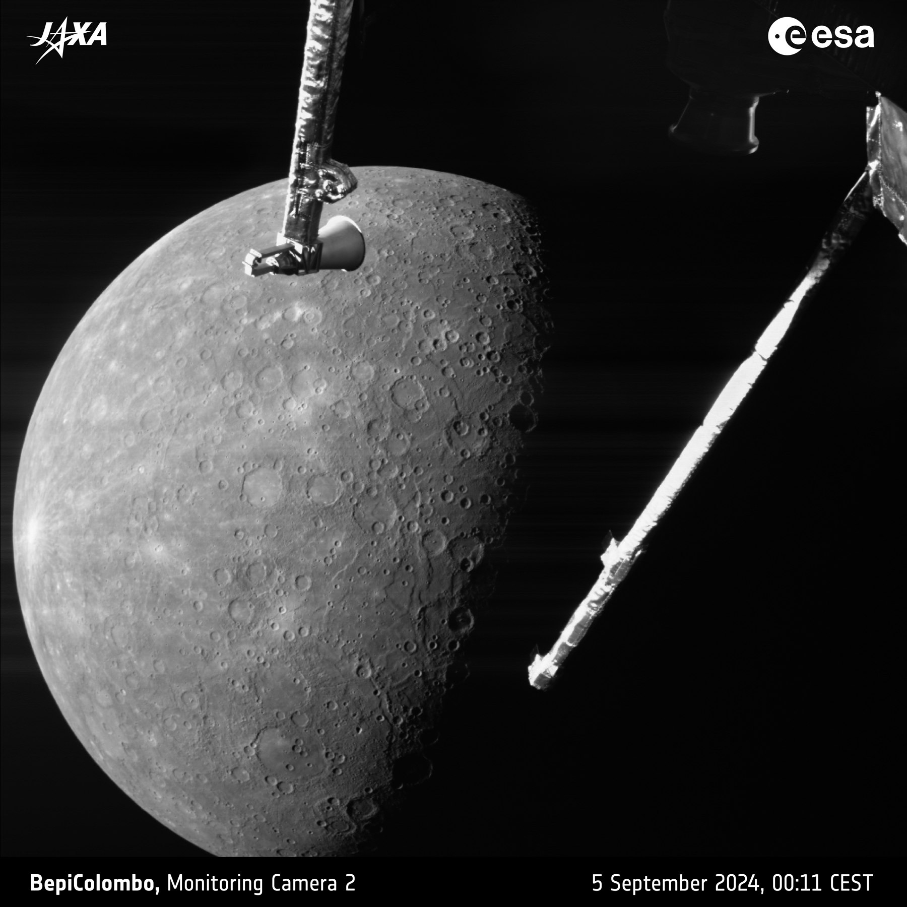 Merkúr pri štvrtom prelete BepiColombo 5. septembra 2024. V popredí sú časti sondy.